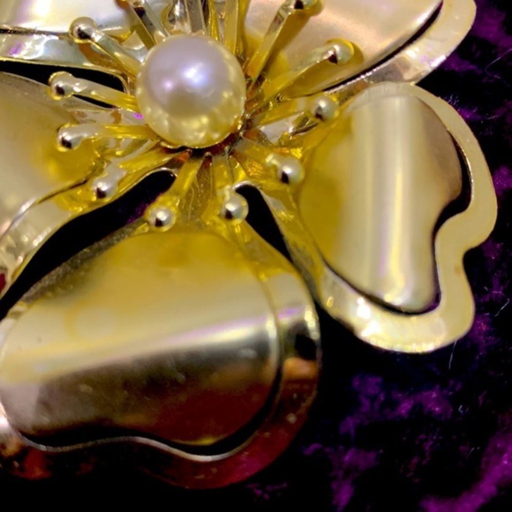VTG 80’ Golden Floral Brooch with Pearl